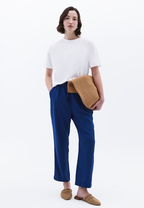 Keten Pantolon ve Pamuklu Tişört Kombini