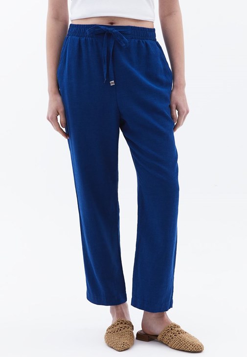 Keten Pantolon ve Pamuklu Tişört Kombini