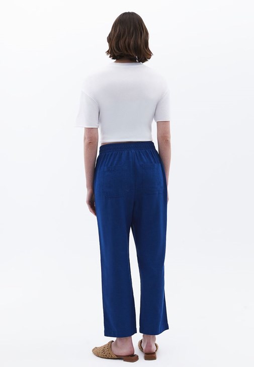 Keten Pantolon ve Pamuklu Tişört Kombini