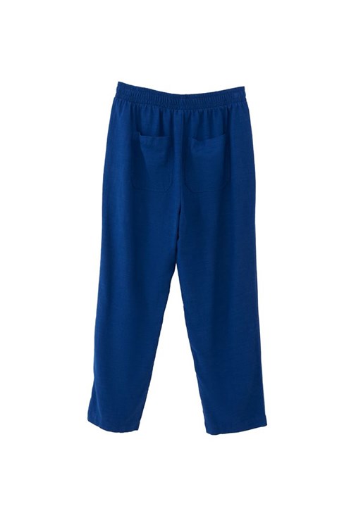 Keten Pantolon ve Pamuklu Tişört Kombini