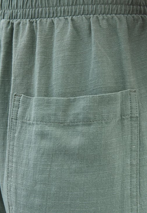 Keten Karışımlı Pantolon ve Keten Tişört Kombini