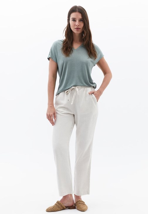 Keten Carrot-Fit Pantolon ve Dantelli Tişört Kombini