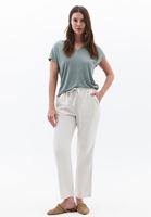 Keten Carrot-Fit Pantolon ve Dantelli Tişört Kombini