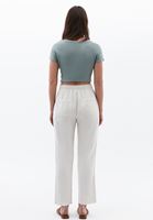 Keten Carrot-Fit Pantolon ve Dantelli Tişört Kombini
