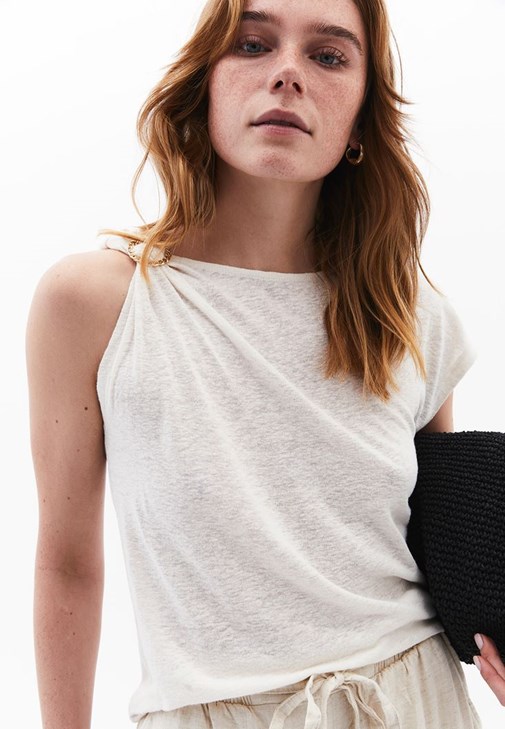 Keten Tokalı Tişört ve Keten Pantolon Kombini