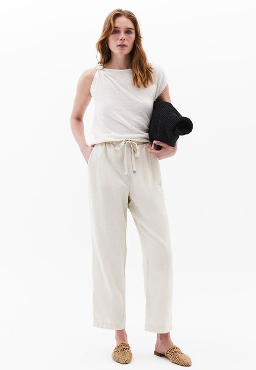 Keten Tokalı Tişört ve Keten Pantolon Kombini