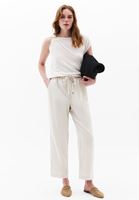 Keten Tokalı Tişört ve Keten Pantolon Kombini