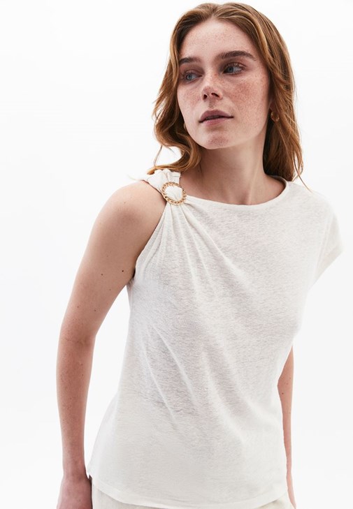 Keten Tokalı Tişört ve Keten Pantolon Kombini