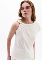 Keten Tokalı Tişört ve Keten Pantolon Kombini