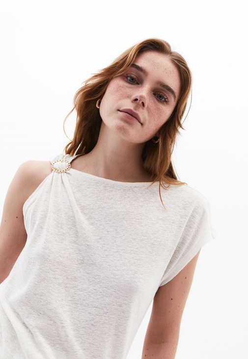 Keten Tokalı Tişört ve Keten Pantolon Kombini