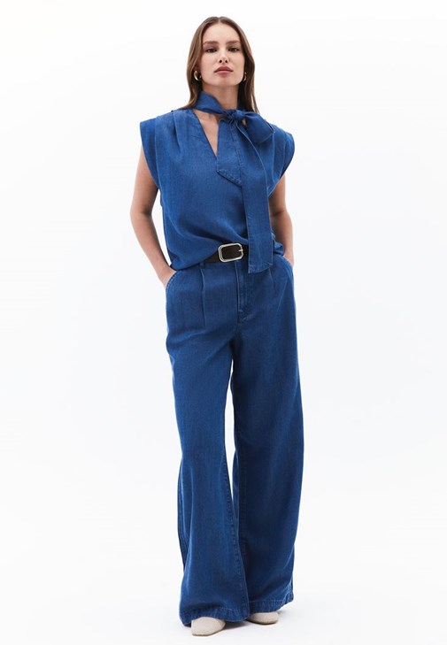Wide-Leg Pantolon ve Yaka Detaylı Bluz Kombini