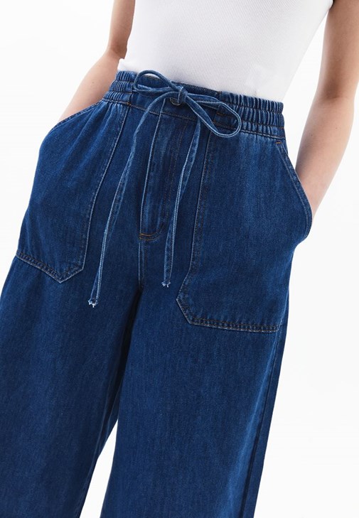 Yüksek Bel Wide-Leg Pantolon ve Bağcıklı Bluz Kombini