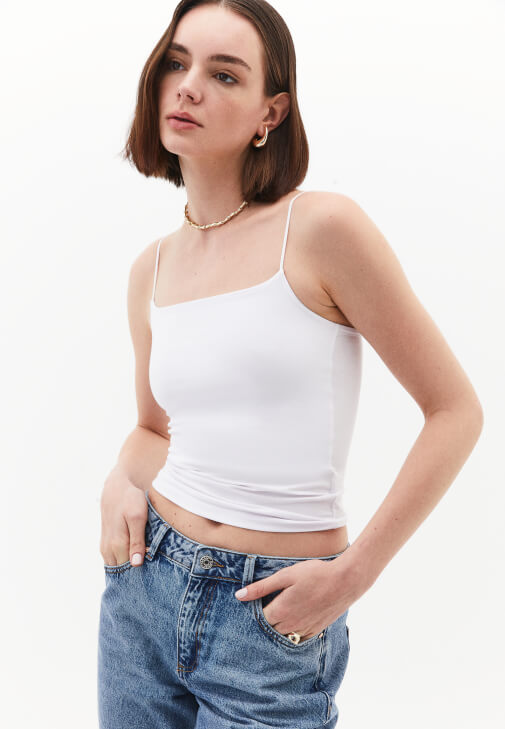 Askılı Atlet ve Orta Bel Denim Pantolon Kombini
