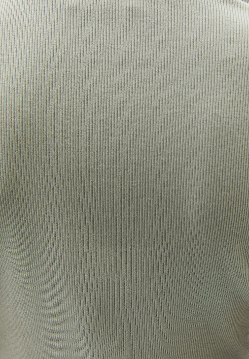 Modal Düğmeli Tişört ve Denim Pantolon Kombini