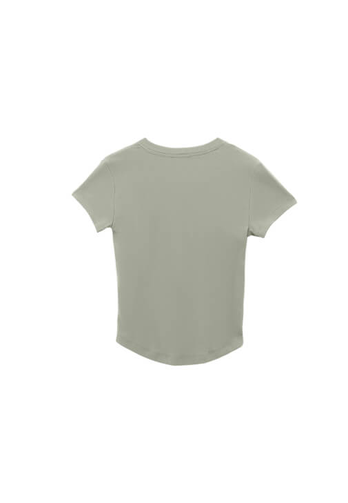 Modal Düğmeli Tişört ve Denim Pantolon Kombini