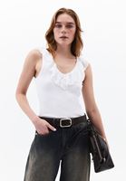 Fırfırlı Atlet ve Barrel-Fit Pantolon Kombini