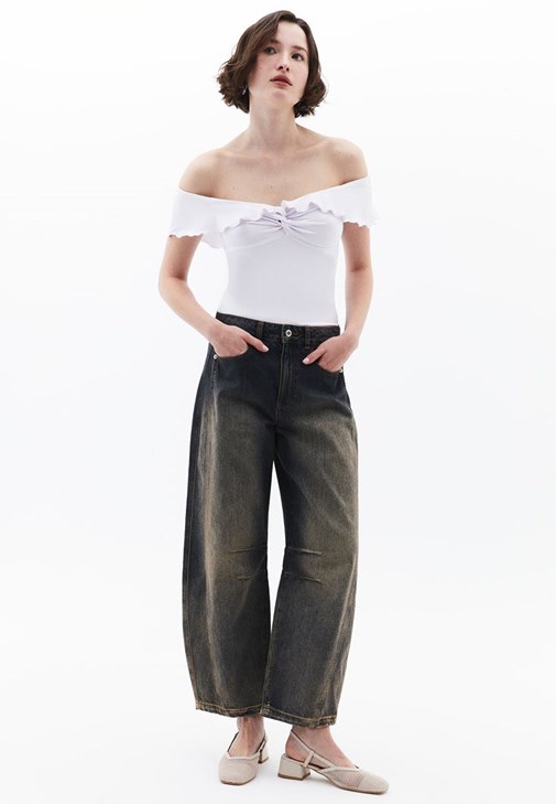 Modal Burgu Detaylı Bluz ve Denim Kombini