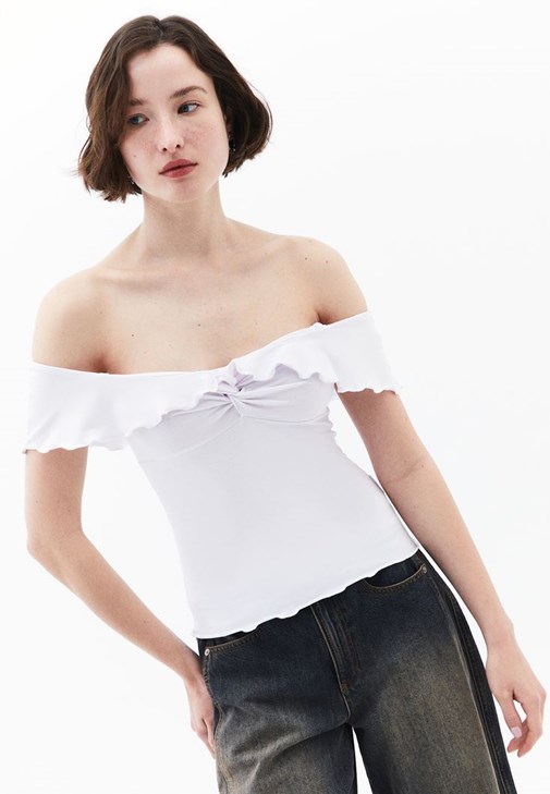 Modal Burgu Detaylı Bluz ve Denim Kombini