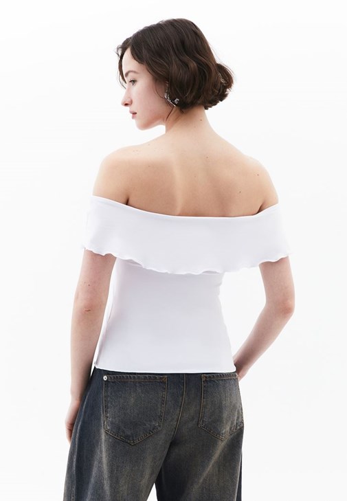 Modal Burgu Detaylı Bluz ve Denim Kombini