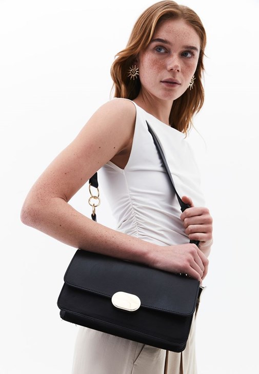  Toka Detaylı Askılı Çanta