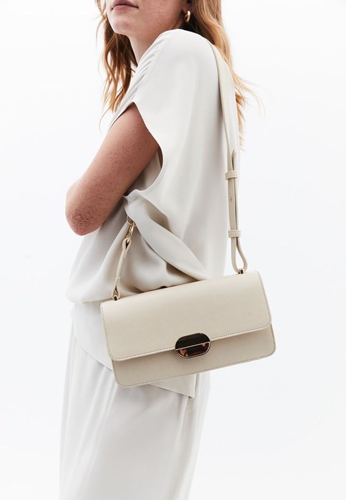  Toka Detaylı Askılı Çanta