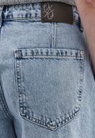 Barrel-Fit Pantolon ve Modal Tişört Kombini