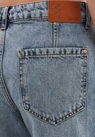 Barrel-Fit Pantolon ve Fitil Detaylı Atlet Kombini