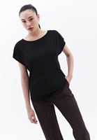 Modal Bot Yaka Tişört	ve Bootcut Pantolon Kombini