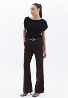 Modal Bot Yaka Tişört	ve Bootcut Pantolon Kombini