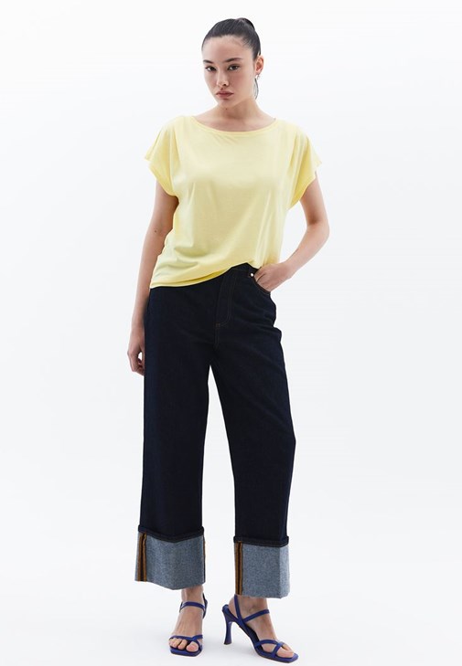 Bot Yaka Tişört ve Düşük Bel Pantolon Kombini