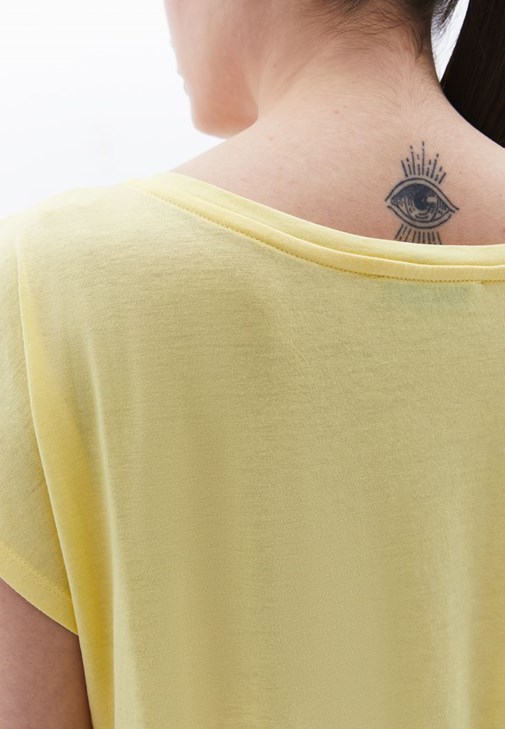 Bot Yaka Tişört ve Düşük Bel Pantolon Kombini