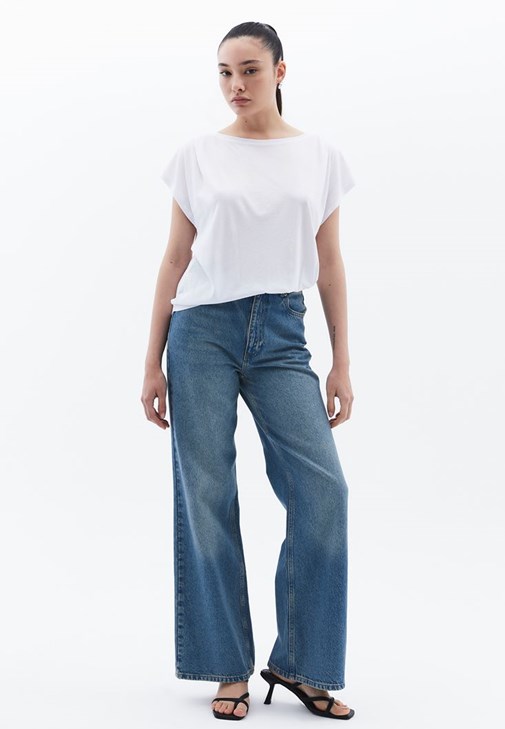 Modal Bot Yaka Tişört	ve Wide-Leg Pantolon Kombini