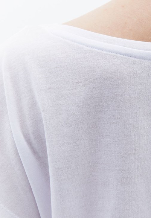 Modal Bot Yaka Tişört	ve Wide-Leg Pantolon Kombini