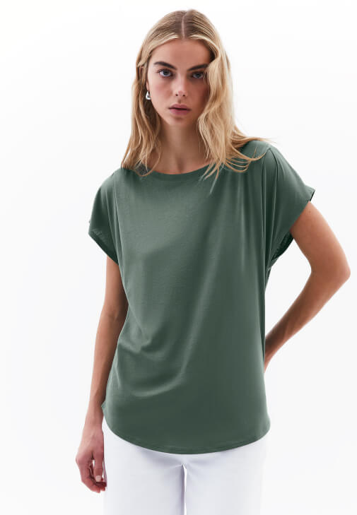 Modal Tişört ve Wide-Leg Denim Pantolon Kombini