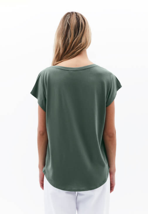 Modal Tişört ve Wide-Leg Denim Pantolon Kombini