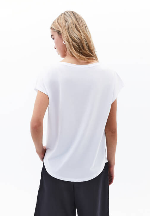 Modal Tişört ve Keten Şort Kombini