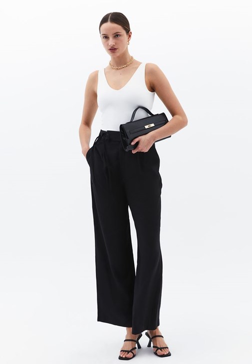 Straight-Fit Pantolon ve V Yaka Atlet Kombini
