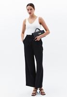 Straight-Fit Pantolon ve V Yaka Atlet Kombini