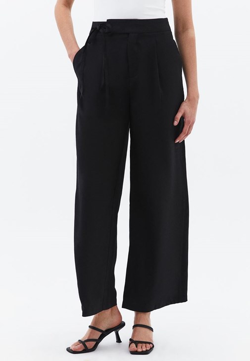 Straight-Fit Pantolon ve V Yaka Atlet Kombini