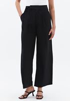 Straight-Fit Pantolon ve V Yaka Atlet Kombini