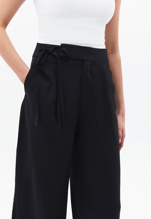 Straight-Fit Pantolon ve V Yaka Atlet Kombini