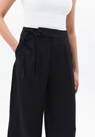 Straight-Fit Pantolon ve V Yaka Atlet Kombini