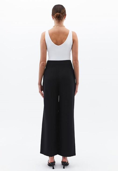 Straight-Fit Pantolon ve V Yaka Atlet Kombini