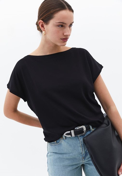 Modal Bot Yaka Tişört ve Denim Pantolon Kombini