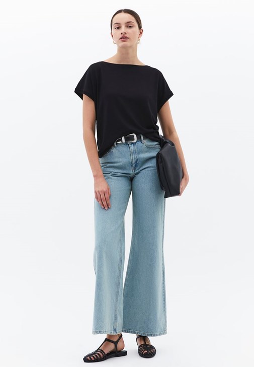 Modal Bot Yaka Tişört ve Denim Pantolon Kombini