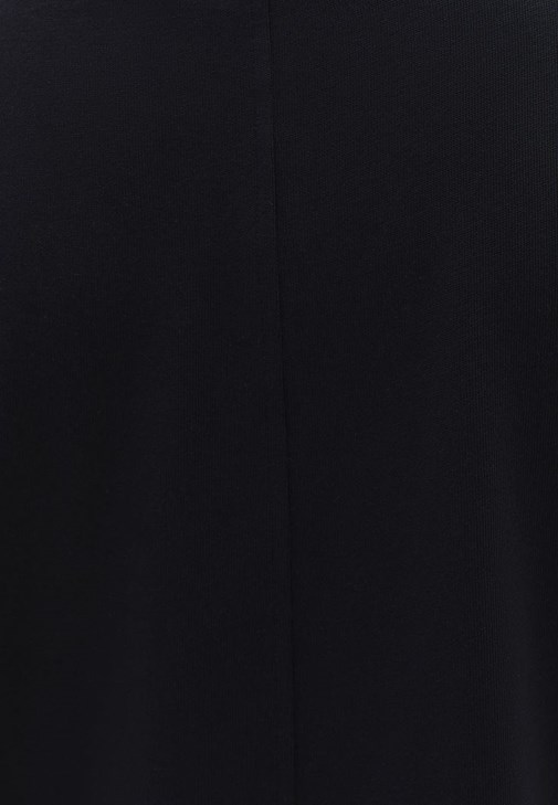 Modal Bot Yaka Tişört ve Denim Pantolon Kombini