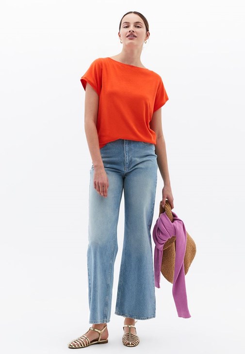 Modal Bot Yaka Tişört ve Wide-Leg Denim Pantolon Kombini