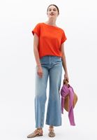 Modal Bot Yaka Tişört ve Wide-Leg Denim Pantolon Kombini