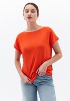 Modal Bot Yaka Tişört ve Wide-Leg Denim Pantolon Kombini