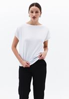 Bot Yaka Tişört ve Yüksek Bel Carrot-Fit Pantolon Kombini